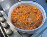 Une image de l'étape 21 de Poulet aux cacahuètes, carottes, tomates et épices.