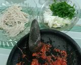 Foto langkah ke 1 dari resep Bihun Enoki kuah tom yam.
