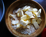 Foto del paso 3 de la receta: Ciruelas moradas con crumble de copos de avena y almendras