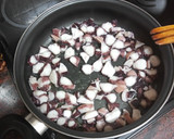 Foto del paso 1 de la receta: Pulpo al mojo hervido con papas cocidas con piel