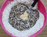 Foto del paso 2 de la receta: 🍘 Galletitas dulces de avena y mix de semillas 🍘 sin manteca!!! Y sin reposo!!!!