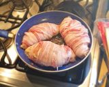 Foto del paso 7 de la receta: Pechuga de pollo rellena de quesos envuelta en tocino keto