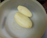 Foto del paso 1 de la receta: Tortilla de papas con cebolla sofrita y perejil picado y ensalada