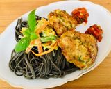 Pas rețetă Șnițel de porc în panada de parmezan, sos de roșii (tomaten sugo), spaghete și legume 7 fotografie