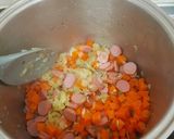 Foto del paso 3 de la receta: Arroz con pollo, zanahoria, maíz, guisantes y salchicha
