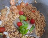 Foto langkah ke 6 dari resep Mie Goreng Udang Bakso Homemade ala Jesslyn Orlane 🍜🔥.