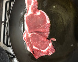 Foto del paso 1 de la receta: Bistec de ternera a la plancha con guarnición de pimiento del piquillo confitados