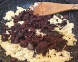 Foto del paso 3 de la receta Revuelto de morcilla de piñones