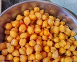 A picture of step 2 of Iftar special layer wali chana chat.
