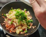 A picture of step 5 of Spicy potato capsicum curry chatpati aloo shimla mirch sabzi.