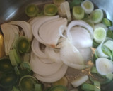 Foto del paso 1 de la receta: Bacalao con guisantes y huevo poché