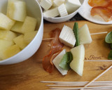 Foto del paso 2 de la receta: Brochetas de melón y queso fresco con lomo ibérico