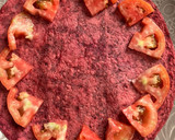 Foto del paso 2 de la receta: Ensalada de tomate sobre tortilla de remolacha