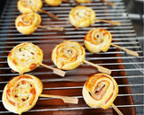 Foto del paso 3 de la receta: Piruletas y palmeritas de hojaldre para aperitivo