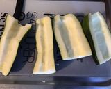 Une image de l'étape 2 de Saucisses de Toulouse grillées courgette épicée et herbes aromatiques.