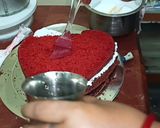 हार्ट शेप रेड वेलवेट केक (heart shape Red velvet cake recepie in hindi) रेसिपी चरण 12 फोटो