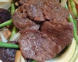 Foto langkah ke 7 dari resep Sapi tumis jamur kering shitake.