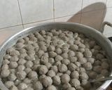 Foto langkah ke 6 dari resep Bakso Sapi Kenyal.