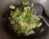Foto langkah ke 3 dari resep Tumis pentol tahu cabe ijo menu sahur simpel.