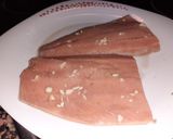 Foto del paso 3 de la receta: Salmón con guarnición de ensalada y salsa de champiñones