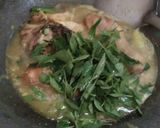 Foto langkah ke 6 dari resep Ayam kemangi bumbu kuning.