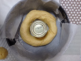 Roscón de reyes relleno de crema pastelera con leche condensada
