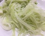 Hình bước làm 3 của món Gà áp chảo sốt chanh leo, kèm salad