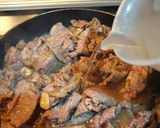 Foto langkah ke 2 dari resep Tumis Daging Saos Tomat dan Wortel.