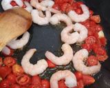A picture of step 1 of Spaghetti con gamberi e pomodorini.