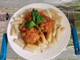 Albóndigas de carne en salsa de tomate con mostaccioli