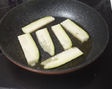 Foto del paso 1 de la receta: Filetes de pollo con gorgonzola y calabacín