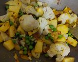 A picture of step 2 of Gobhi aloo matar.