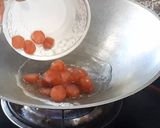 รูปขั้นตอนการทำที่ 2 ของ ผัดกะเพรากุนเชียงหมูทอดด้วยน้ำ แซ่บๆ ทำอาหารง่ายๆ กับคุณแม่
