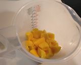 Foto del paso 11 de la receta Tarta de mousse de frambuesa y mango y bizcocho de pistachos