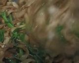 Foto langkah ke 4 dari resep Mie goreng dg sayur kangkung.
