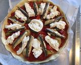 Une image de l'étape 8 de Pizza maison tomates anchois poivrons artichauts mozzarella di buffala et câpres italiennes.