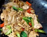 รูปขั้นตอนการทำที่ 7 ของ เส้นใหญ่ผัดซีอิ๊วไก่
