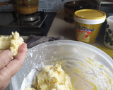 Gambar langkah 3 resipi Biskut Semperit Susu.