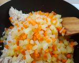 Foto langkah ke 2 dari resep Pastel Gulung Ragout Ayam.