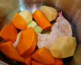 Foto del paso 3 de la receta: Caldo de verduras y pollo