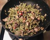 Foto del passaggio 5 della ricetta Pasta al sedano nero con pesce spada e sugo