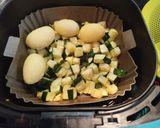 Foto del paso 7 de la receta: Mini salchichas de pollo al roquefort con calabacín y papas