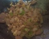 Foto langkah ke 4 dari resep Kwetiaw Goreng Ayam Goreng Pedas.