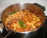 Foto del paso 7 de la receta: Guiso de garbanzos, costillas, longaniza y huevo
