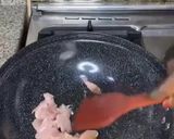 A picture of step 1 of Spicy creamy chicken pasta.
