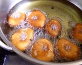 A picture of step 8 of Medhu vadai.