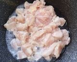 รูปขั้นตอนการทำที่ 2 ของ ผัดกะเพราสันในไก่ไม่ใช้น้ำมัน