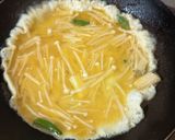 Foto langkah ke 2 dari resep Telur Gulung Enoki.