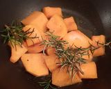 Foto del passaggio 1 della ricetta Risotto con zucca, fonduta di Castelmagno e speck