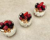Foto del paso 5 de la receta: 🍋🍓🫐Parfait de yogur al limón con granola y frutos rojos 🫐🍓🍋